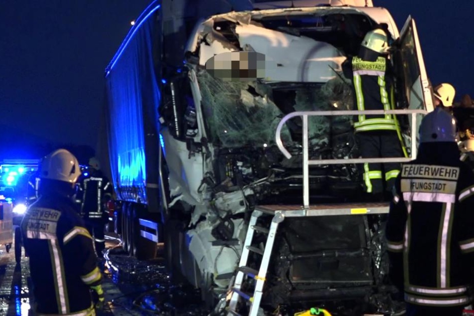 Der Fahrer wurde bei dem wuchtigen Crash leicht verletzt.