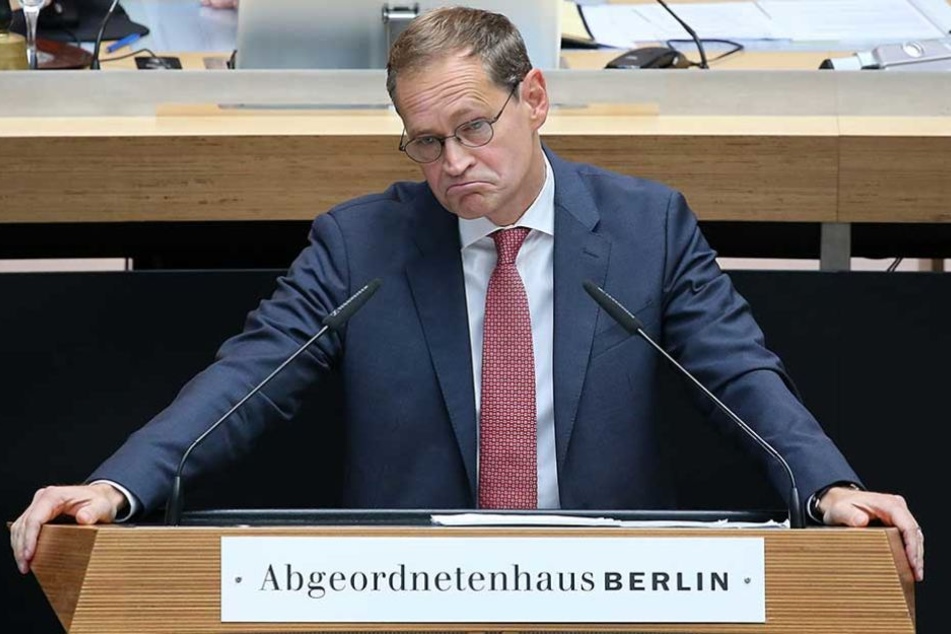 Berlins Regierender Bürgermeister Michael Müller (SPD) wartete in Tegel auf sein Gepäck.