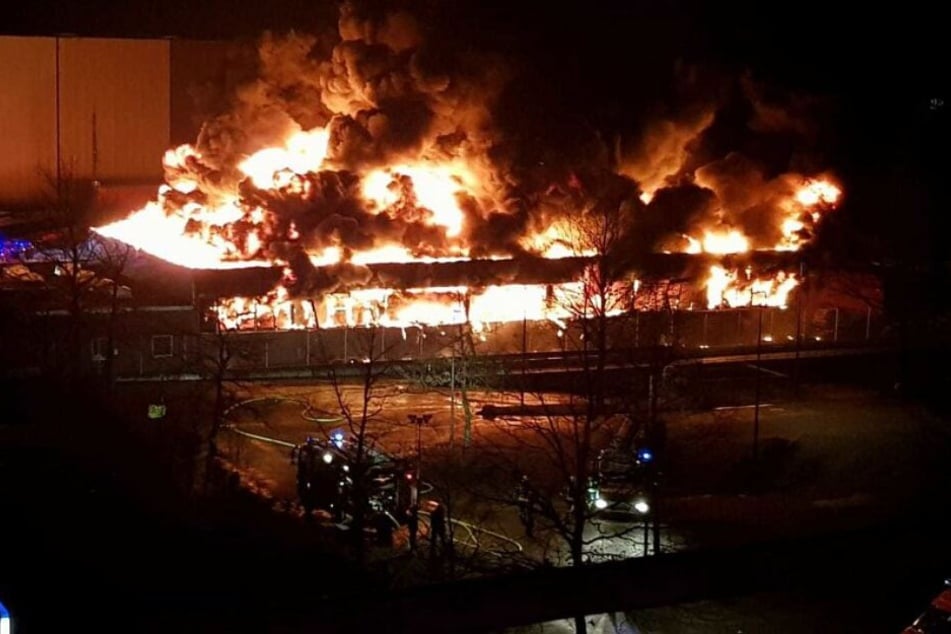 Die Halle wurde durch das Feuer komplett zerstört.