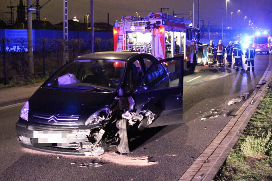Dieser Citroen stieß auf der Leipziger Adenauerallee mit einem entgegenkommenden Auto zusammen.