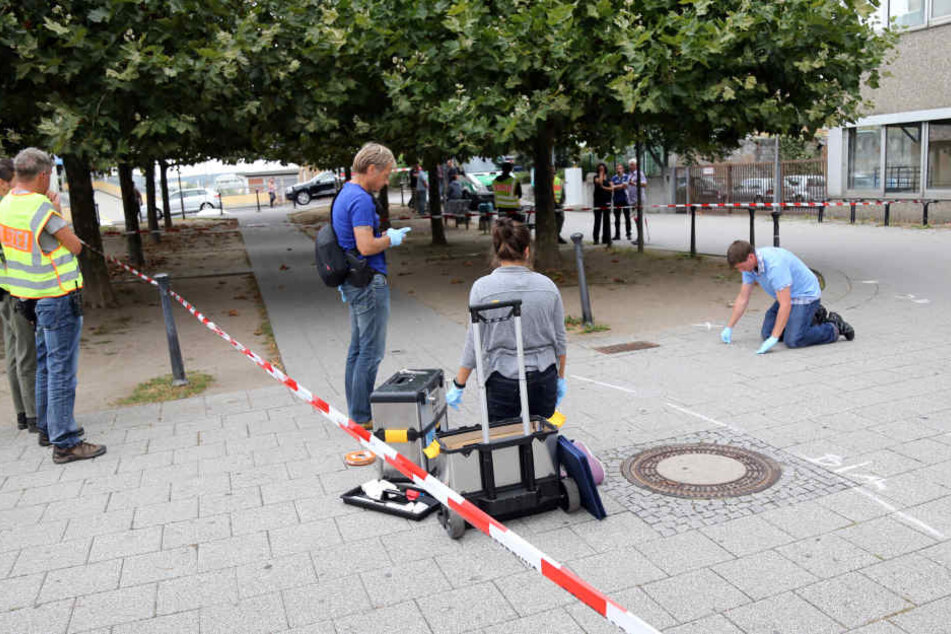 Polizisten nehmen in Aschaffenburg Spuren auf. Hier hat der Mann dem Fußgänger das Messer in den Rücken gerammt.