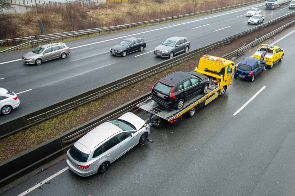 Die Autos wurden von der Autobahn 2 abgeschleppt.