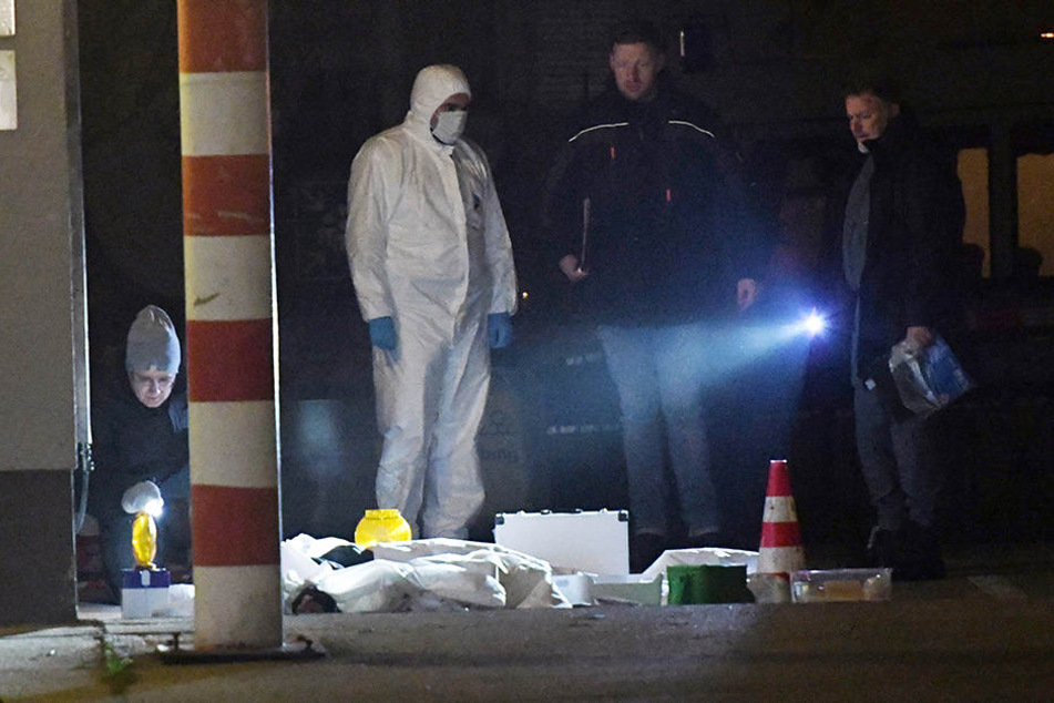 Polizisten untersuchen in Berlin den Fundort einer toten Person.