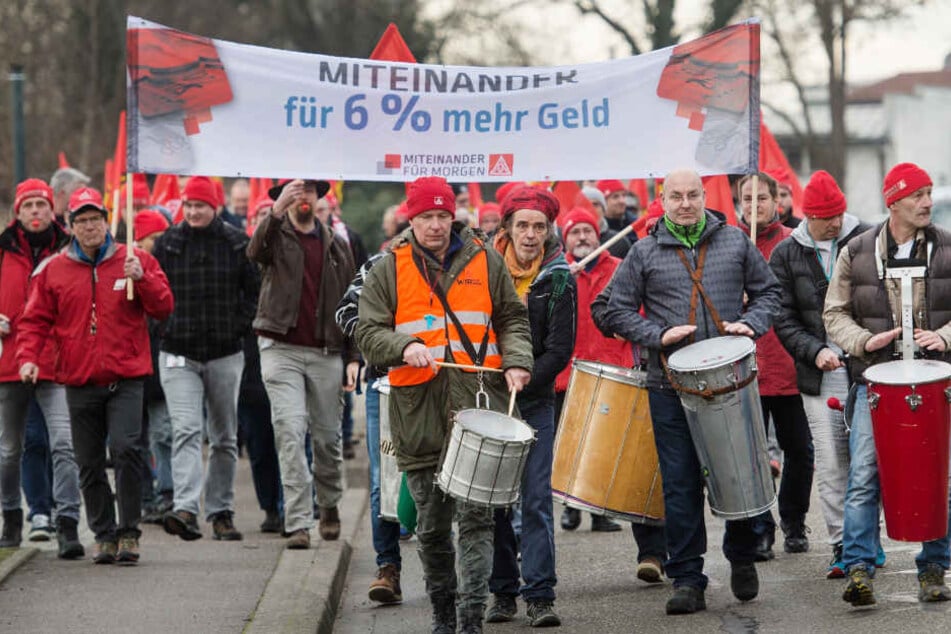 Streikende in Teningen tun ihren Unmut lautstark kund.