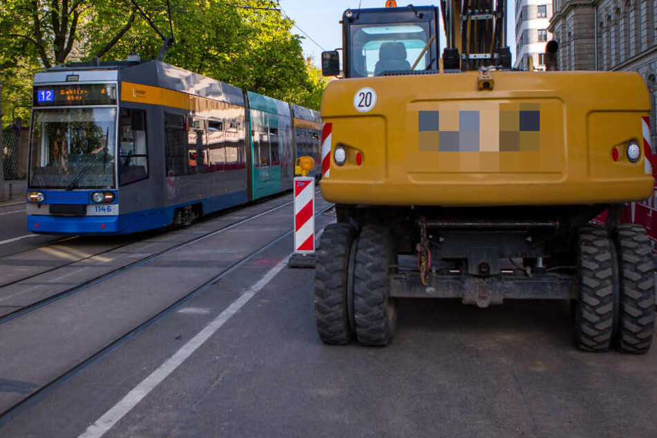 Ein Bagger arbeitete in der Leipziger Südvorstadt an einer Oberleitung. Ein Bauarbeiter wollte den Bereich absichern und wurde deshalb angegriffen. (Archivbild)