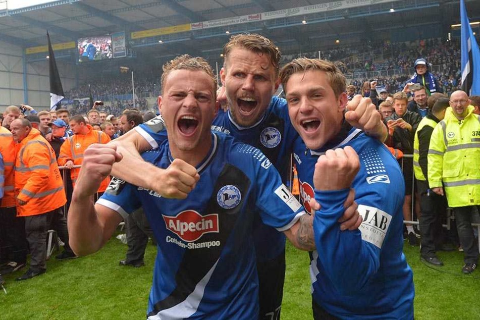 Auch im Aufstiegsjahr 2014/15 war das JAB-Logo auf den linken Trikot-Ärmeln vertreten.