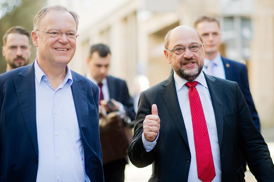 Niedersachsens Ministerpräsident Stephan Weil (l, SPD) und der SPD-Vorsitzende Martin Schulz bei einer Wahlkampfveranstaltung der SPD in Hildesheim am 14.10.2017.