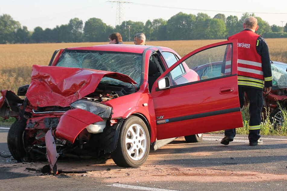 Die Fahrzeuge stießen auf der B96 zusammen.
