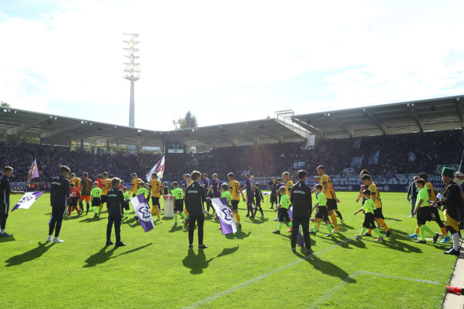 Ausverkauftes Haus beim Sachsenderby gegen Dynamo Dresden. Ins Erzgebirgsstadion passen 16.000 Zuschauer, so viele Einwohner hat auch die Stadt Aue, quasi jeder zweite Einwohner ist Mitglied beim FCE.