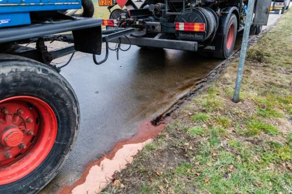Rund 800 Liter Heizöl sind am Mittwochnachmittag in Quatitz (Landkreis Bautzen) aus einem Tanklastzug ausgelaufen.