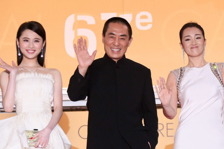 Regisseur Zhang Yimou mit zwei Schauspielerinnen