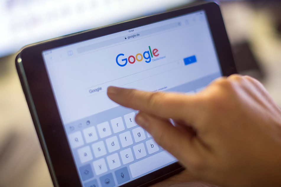 Bei Google Feud gibt es lustiges Ratespiel.