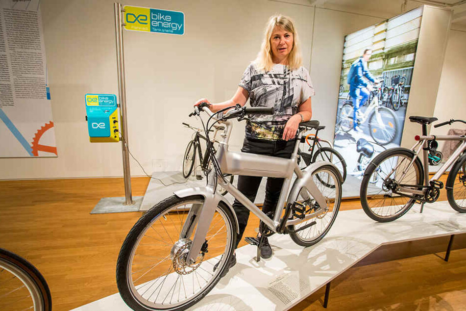 Kuratorin Sabine Epple steht am E-Bike OKO von Biomega (Dänemark). Akku und 250-Watt-Motor sind komplett im Oberrohr des Carbonrahmens versteckt.
