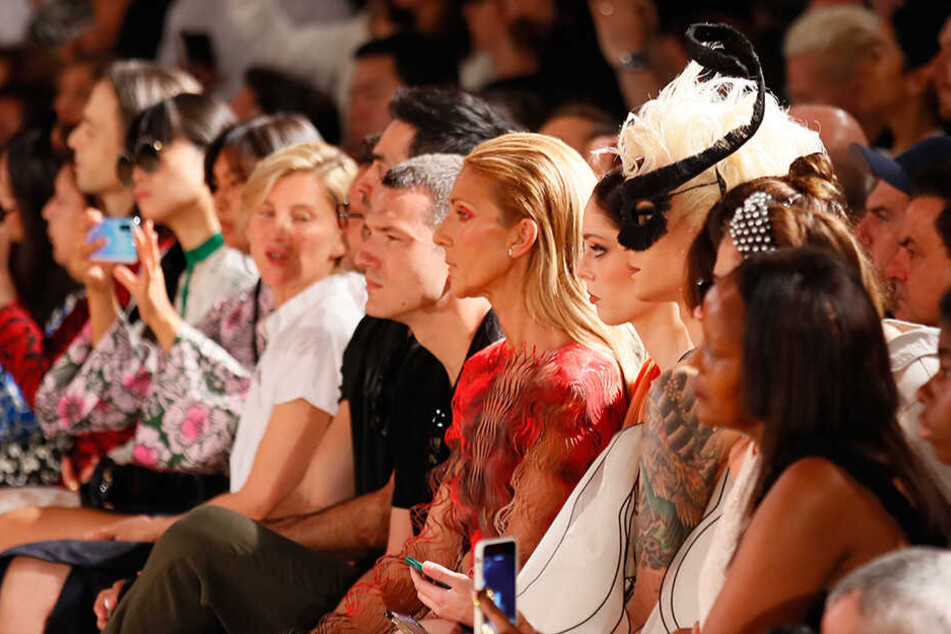 Celine Dion (5.v.r) sah sich am Montag die Modekollektion von Iris van Herpen für die Herbst- und Winterkollektion 2019/20 während der Fashion Week in Paris an.