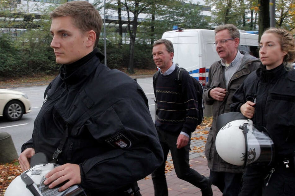 AfD-Mitbegründer Bernd Lucke (Zweiter von links) wurde unter Polizeischutz zu seiner Vorlesung gebracht.