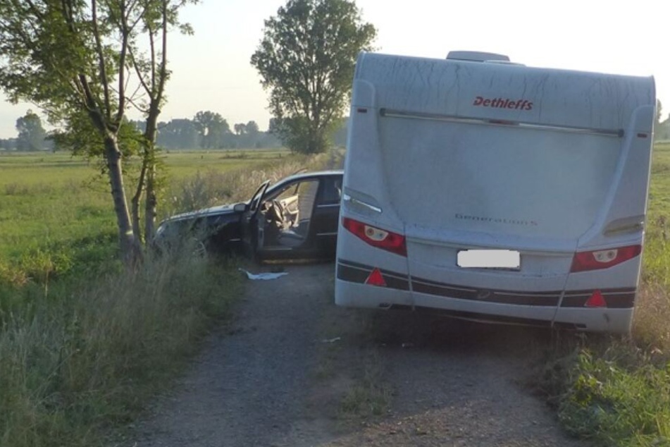 Den Wohnwagen ließen die Diebe auf einem Feldweg zurück.