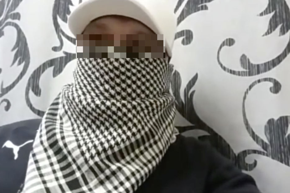 Unbeeindruckt von den "disziplinarischen Konsequenzen" sendet der Häftling wieder aus seiner Zelle.