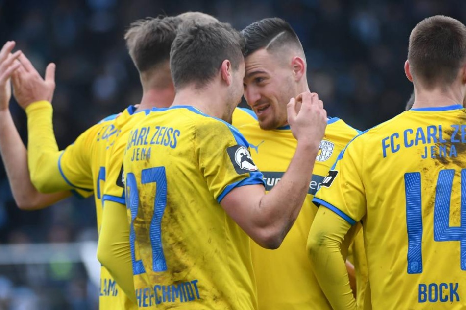Die Spieler feiern den erneuten Führungstreffer durch Günther-Schmidt.