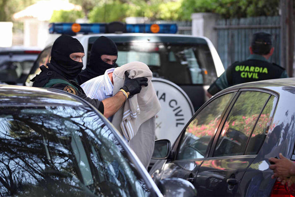 Nahe Barcelona hat die Polizei einen Sprengstoffanschlag verhindert, indem mehrere mutmaßliche Terroristen getötet wurden.