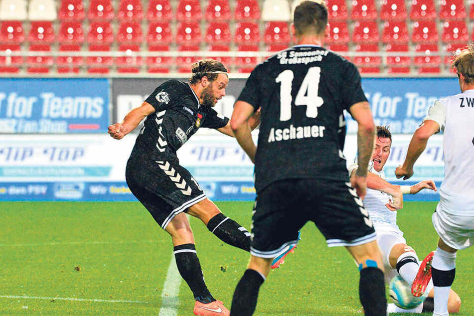 Timo Röttger trifft zum 1:0 für Großaspach - das war zum sechsten Mal der Anfang vom Ende für den FSV.