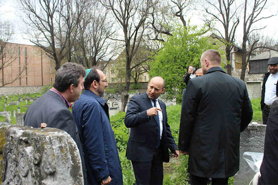 Der israelische Erziehungsminister Naftali Bennett (Mi) steht am 23.04.2017 in Krakau auf dem jüdischen Friedhof in Krakau.