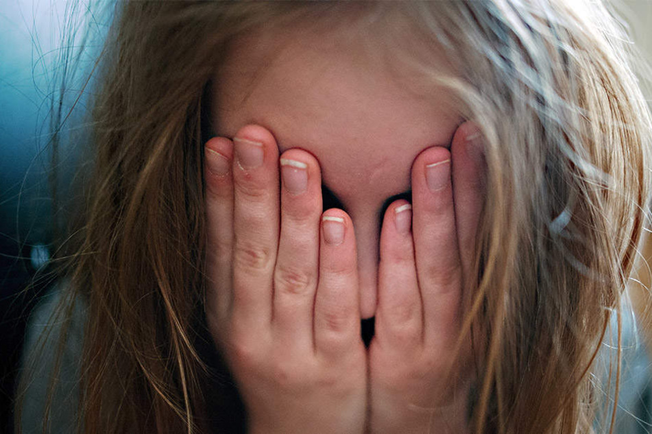 Seit das Mädchen drei Jahre alt ist, soll sie von ihrem Vater missbraucht worden sein. (Symbolbild)