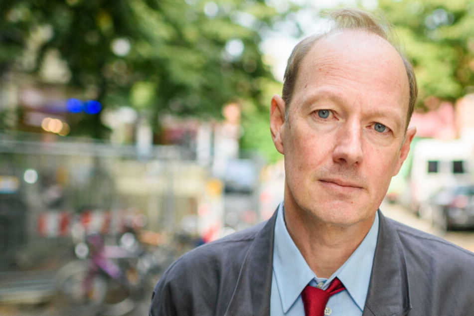 Der Satiriker Martin Sonneborn, Mitglied des Europäischen Parlamentes und Bundesvorsitzende der Partei "Die PARTEI", blickt in die Kamera.