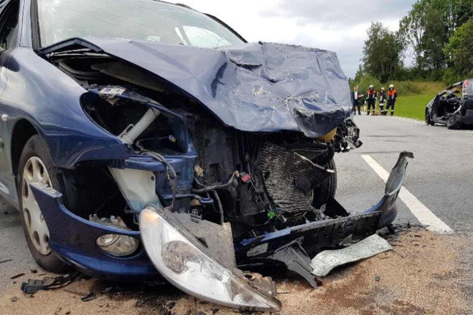 Bei einem schweren Verkehrsunfall wurden vier Menschen verletzt.
