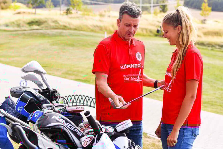Da sind beide Amateure: Trainer Alex Waibl (l.) und Brie O'Reilly schnupperten am Freitag Golf-Luft. Die Kanadierin stellte sich aber gut an.