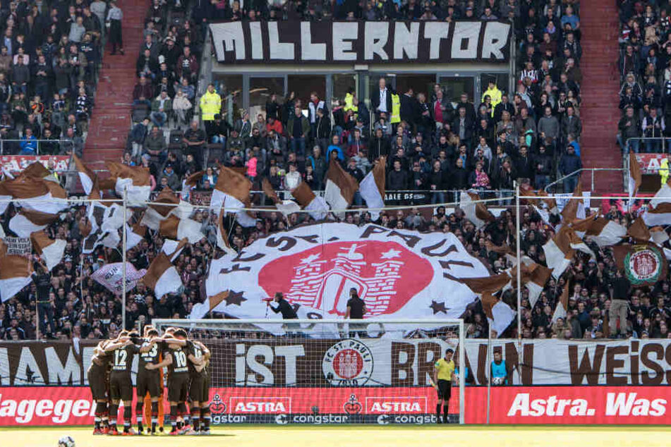 Die Fans am Millerntor wollen in der ersten Halbzeit schweigen.