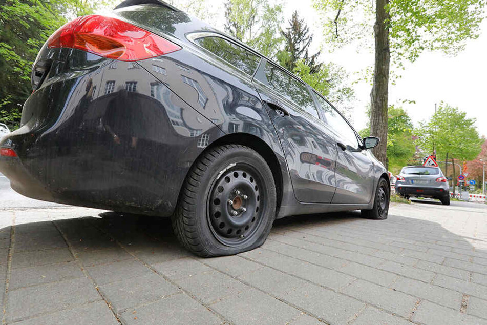 Mehrere geparkte Autos in der Wartburgstraße wurden beschädigt.