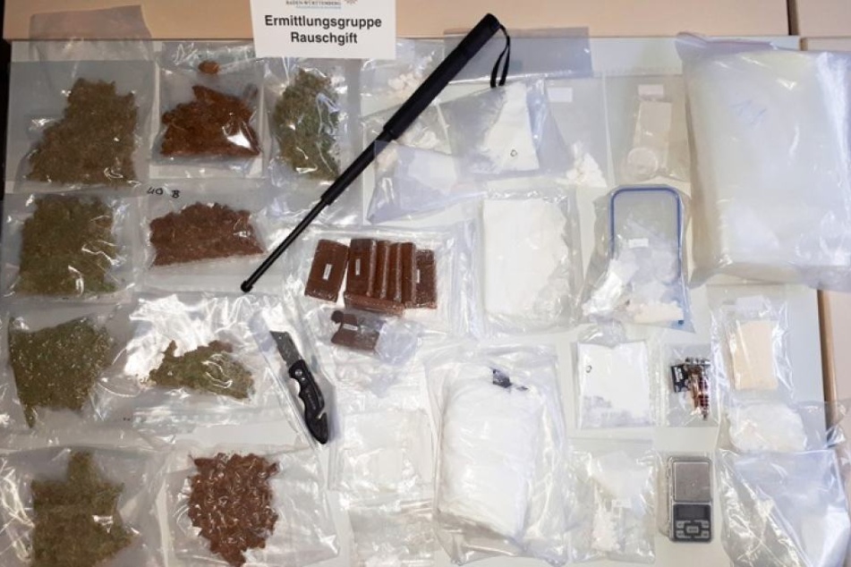 Insgesamt fand man in der Wohnung rund 1,4kg Amphetamin, 400g Haschisch und 280g Marihuana