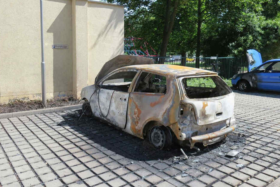 Vier Autos brannten auf dem Gelände des Rathauses in Markkleeberg. Die Polizei hat die Ermittlungen aufgenommen.