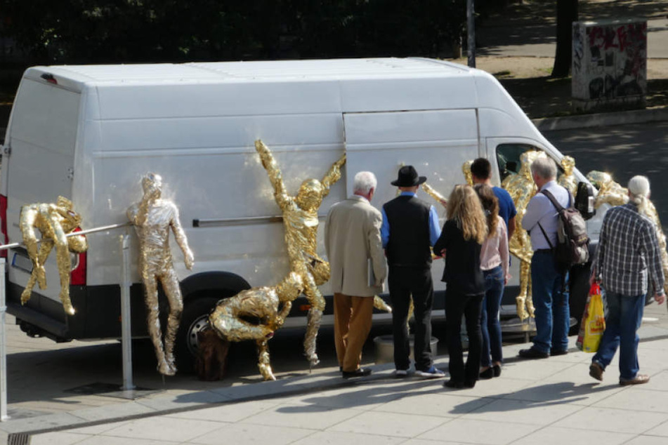 Gunther von Hagens sieht seine "Goldjungs" als anatomische Kunstwerke, zeigte sie den Vertretern des Bezirksamts Mitte.