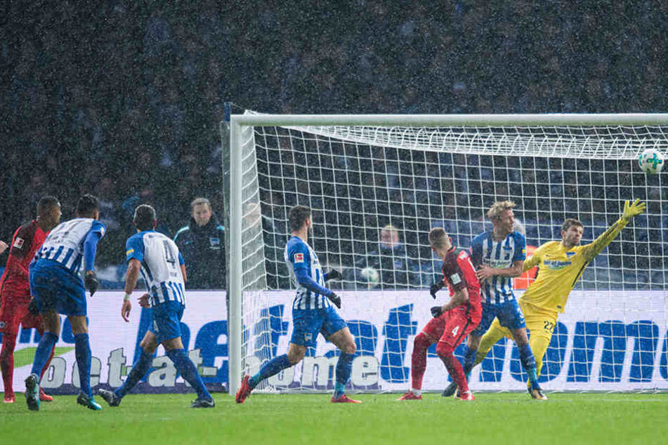 Thomas Kraft (rechts) reckt sich vergeblich, als Marius Wolf zum Ausgleich trifft.