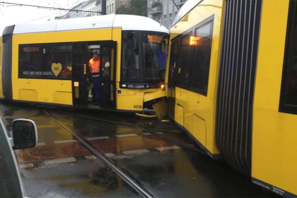 Die bedien Straßenbahnen der Linien M10 und M2 knallten auf der Kreuzung zusammen.