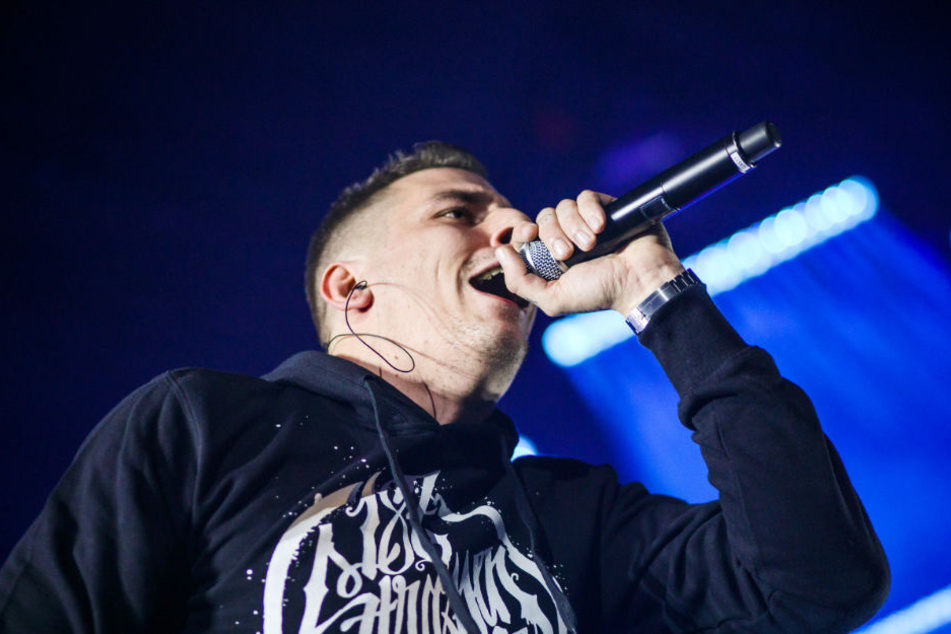 187-Rapper Gzuz steht auf der Bühne.