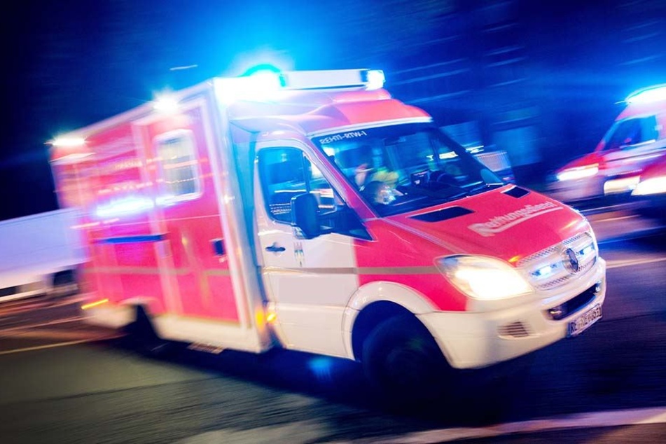 Ein Polizist erlitt eine Fraktur am Knöchel und musste in ein Krankenhaus eingeliefert werden. (Symbolbild)