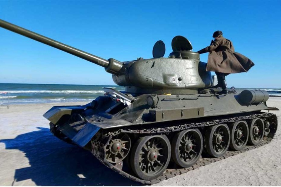 Ein sowjetischer T34 am Strand bei Kolberg.