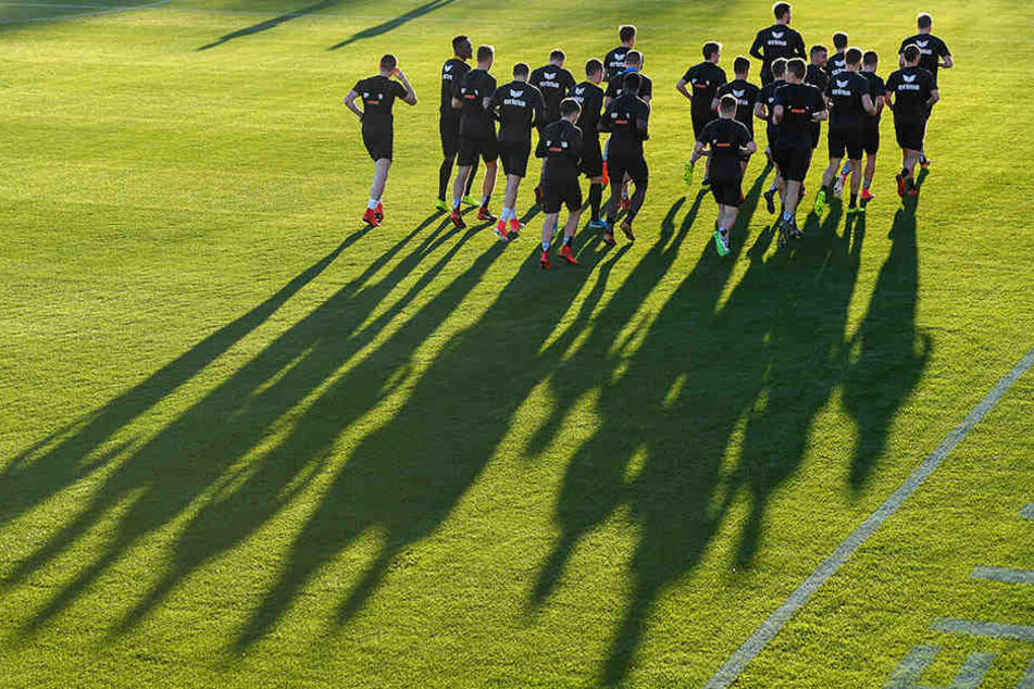 Die Dynamo-Kicker bei der ersten, nach der strapaziösen Anreise noch recht gemächlichen Trainingseinheit im Spanien-Camp.