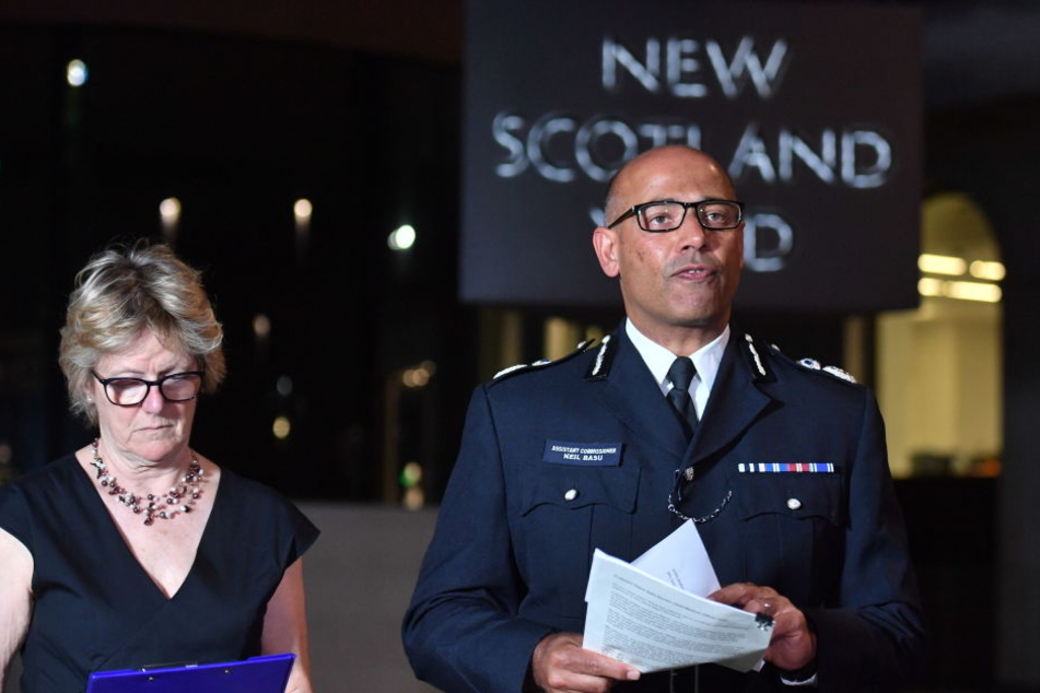 Neil Basu (r), Leiter der britischen Terrorismusbekämpfung, und Sally Davies, Gesundheitsbeauftragte, geben eine Pressekonferenz vor dem New Scotland Yard.