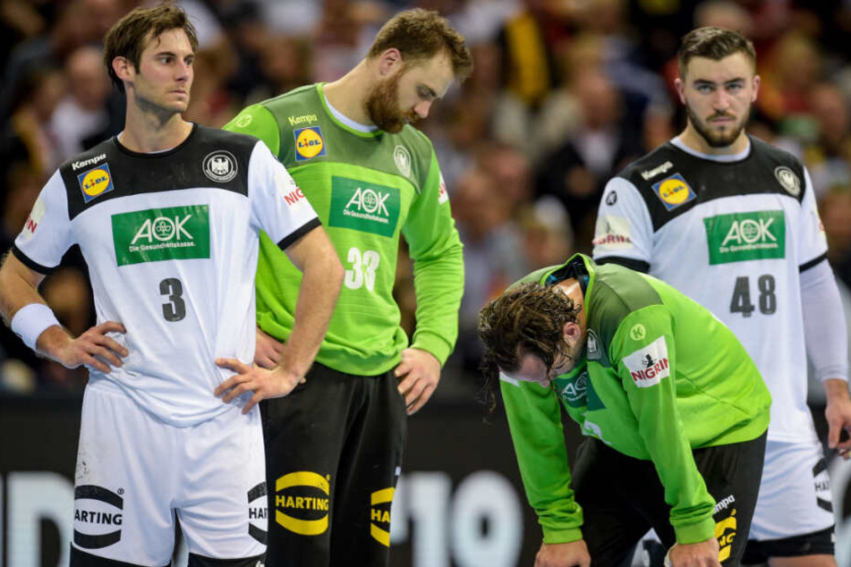 Mit gesenkten Köpfen standen Gensheimer, Andreas Wolff, Silvio Heinevetter und Jannik Kohlbacher (v.l.n.r.) auf dem Spielfeld