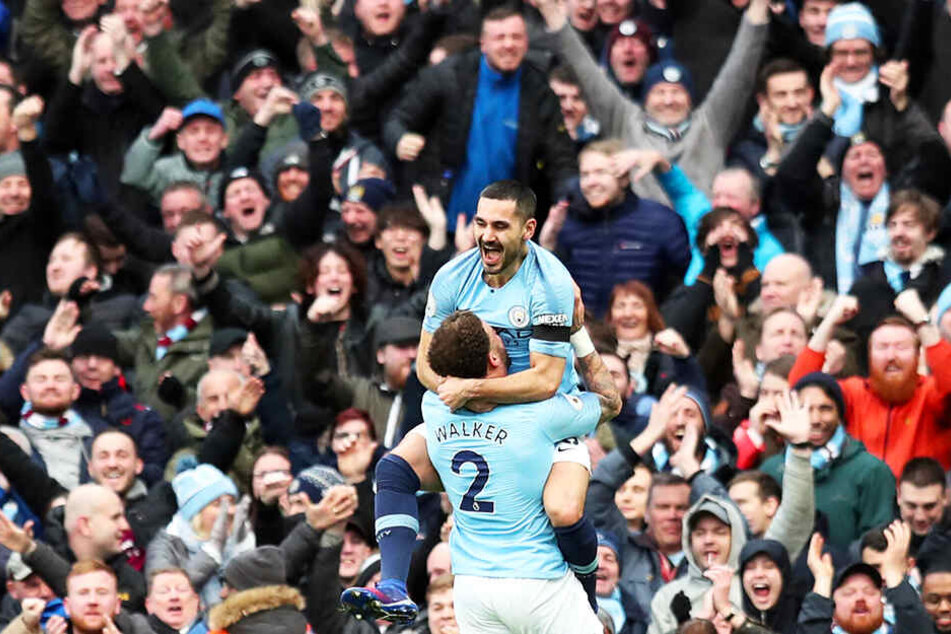 Der deutsche Nationalspieler Ilkay Gündogan bejubelt mit Teamkollegen Kyle Walker seinen Treffer zum zwischenzeitlichen 4:0 für Manchester City.