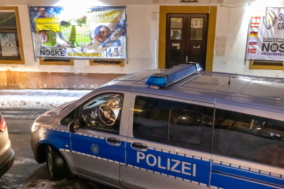 Vergangene Woche hatten Unbekannte ein Plakat zerschnitten. Die Polizei hat sich den Schaden angesehen.
