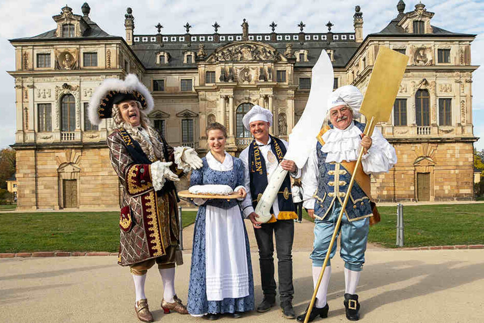 Fertig zum Anbacken: August der Starke ist ganz wild auf den Dresdner Stollen, den Stollenmädchen Lina Trepte (18) präsentiert. Bäckermeister Andreas Wippler (2.v.r.) mit dem Stollenmesser und Hofbäcker Zacharias freut es.