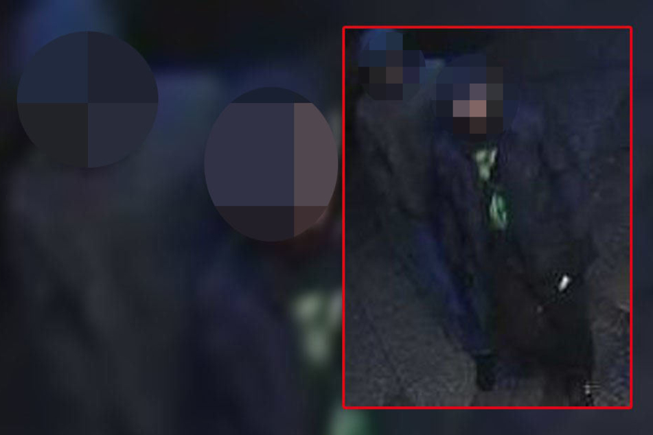 Bilder einer Überwachungskamera: Außerhalb des Wettbüros (1).