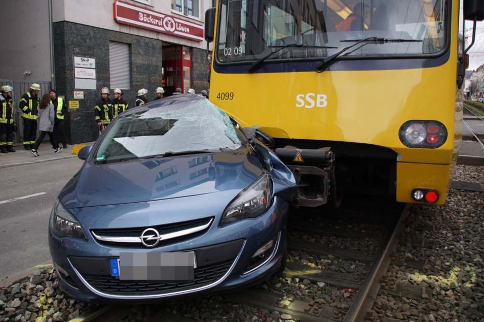 Der Opel-Fahrer wurde bei dem Unfall schwer verletzt.