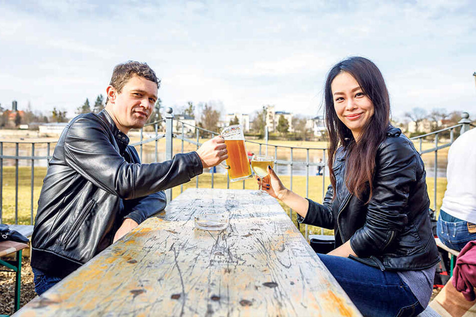 Freier Tag im Biergarten: Frank (34) und Cecile Göbel (32) stoßen im Johannstädter Fährgarten an.