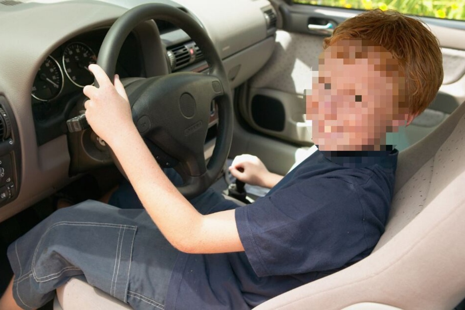 An einer Raststätte krachte der Achtjährige mit dem Auto in einen Lkw-Anhänger. (Symbolbild)