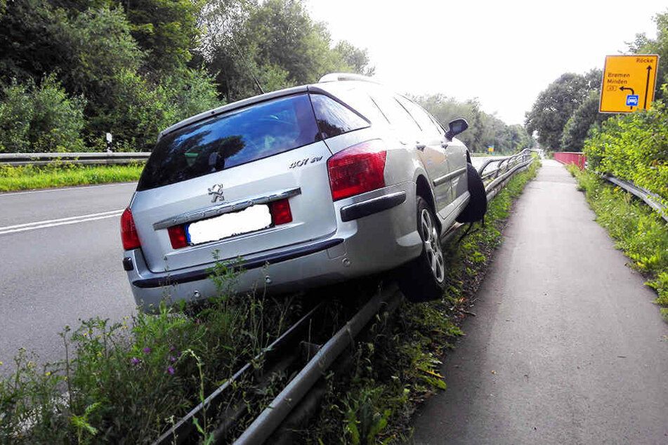 Erst wich er dem Ford noch geschickt aus, dann landete der Peugeot auf der Leitplanke.